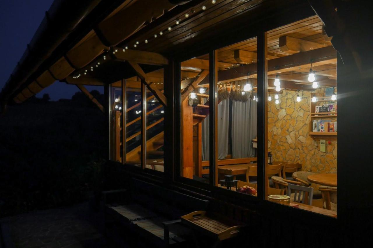 Rose Hip Hill Farm Bed & Breakfast Valea Tirnei Ngoại thất bức ảnh